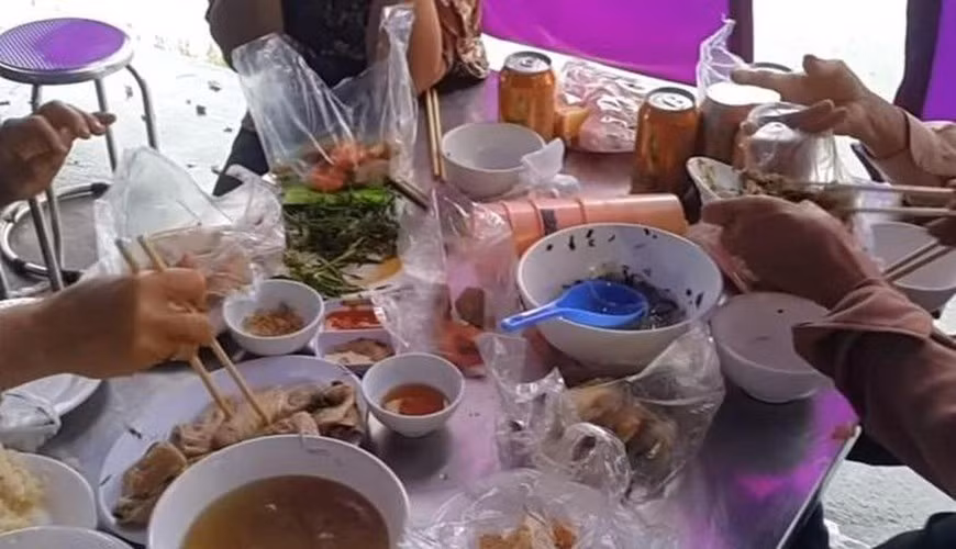 Đồng ý gói phần mang về là không xấu nhưng cần phải cân nhắc tình huống, xem việc gói đồ có phù hợp hay không. Chỉ nên gói khi tất cả mọi người trong mâm đều không dùng nữa, còn thừa thì mới được mang về.