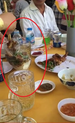 Câu chuyện lẽ ra sẽ không đến mức phải bê lên mạng. Thế nhưng khi biết người yêu của mình đang mất mặt anh chàng không những không dừng lại mà còn phân bua.