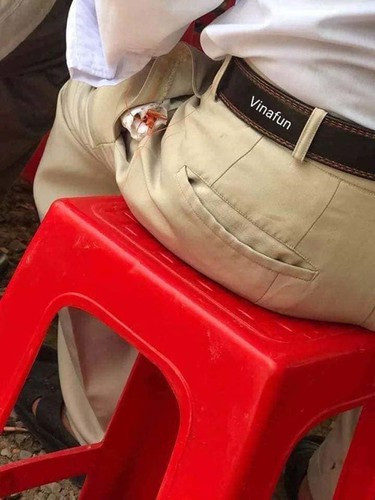 Dù vấn đề được nhắc tới không mới nhưng đoạn video được đăng tải kèm theo ghi lại cảnh một người phụ nữ đang nhanh tay "vơ vét" thức ăn trên bàn ăn cỗ vào túi nilon của mình khiến ai nấy đều bức xúc, chỉ trích gay gắt.