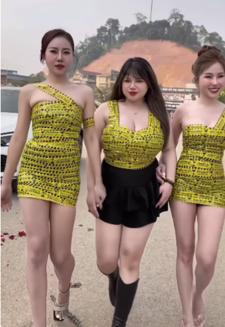 Dù chỉ có chiếc áo băng keo bó sát nhưng hiện tượng mạng họ Võ vẫn tự tin sải bước. Thậm chí đây còn là nét khác biệt, giúp cô nàng ghi dấu ấn trong loạt hot girl đang đu trend này.