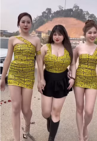 Dù chỉ có chiếc áo băng keo bó sát nhưng hiện tượng mạng họ Võ vẫn tự tin sải bước. Thậm chí đây còn là nét khác biệt, giúp cô nàng ghi dấu ấn trong loạt hot girl đang đu trend này.