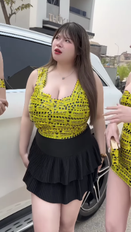 Chưa hết, "hot girl ngực khủng" Hải Dương còn "flex" nhẹ vòng 1 ngoại cỡ: "Theo trend mà quấn được nửa hết băng dính rùi".