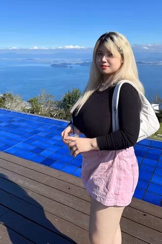 Dù đã đi can thiệp dao kéo, thu nhỏ vòng 1, thế nhưng dân mạng cho rằng, đôi "gò bồng đảo" của Thu Trang vẫn còn kích cỡ khá lớn, không thua kém gì thời gian chưa thực hiện cuộc phẫu thuật.