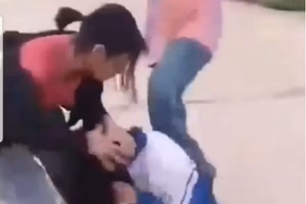 Xon xao clip nhom nu sinh hanh hung ban tren duong