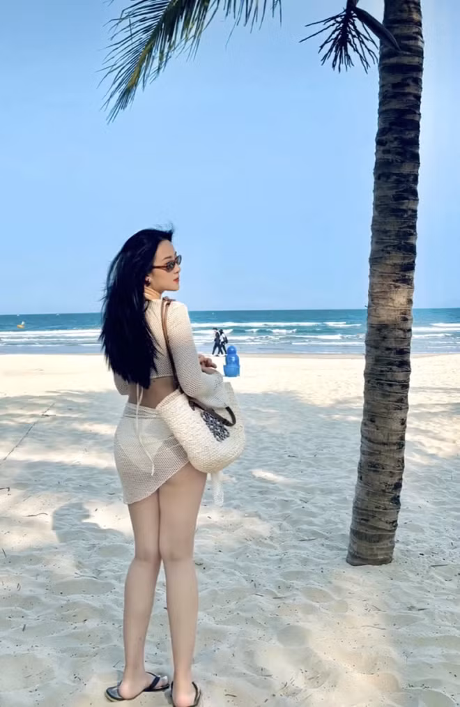 Nàng hot girl diện bikini màu trắng khoe 3 vòng nuột nà. Dù đã sinh em bé nhưng vòng 2 của cô nàng sinh năm 1997 vẫn vô cùng thon gọn.