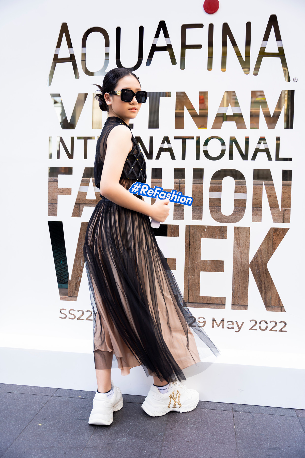 Cô bé 12 tuổi được khen chiều cao nổi bật, ngày càng ra dáng thiếu nữ. Ở show “"Children of the Sun “- Những đứa con của mặt trời (NTK Thảo Nguyễn), Minh Anh được chọn diễn kết của dàn mẫu nhí, ngay trước vedette H’Hen Niê.