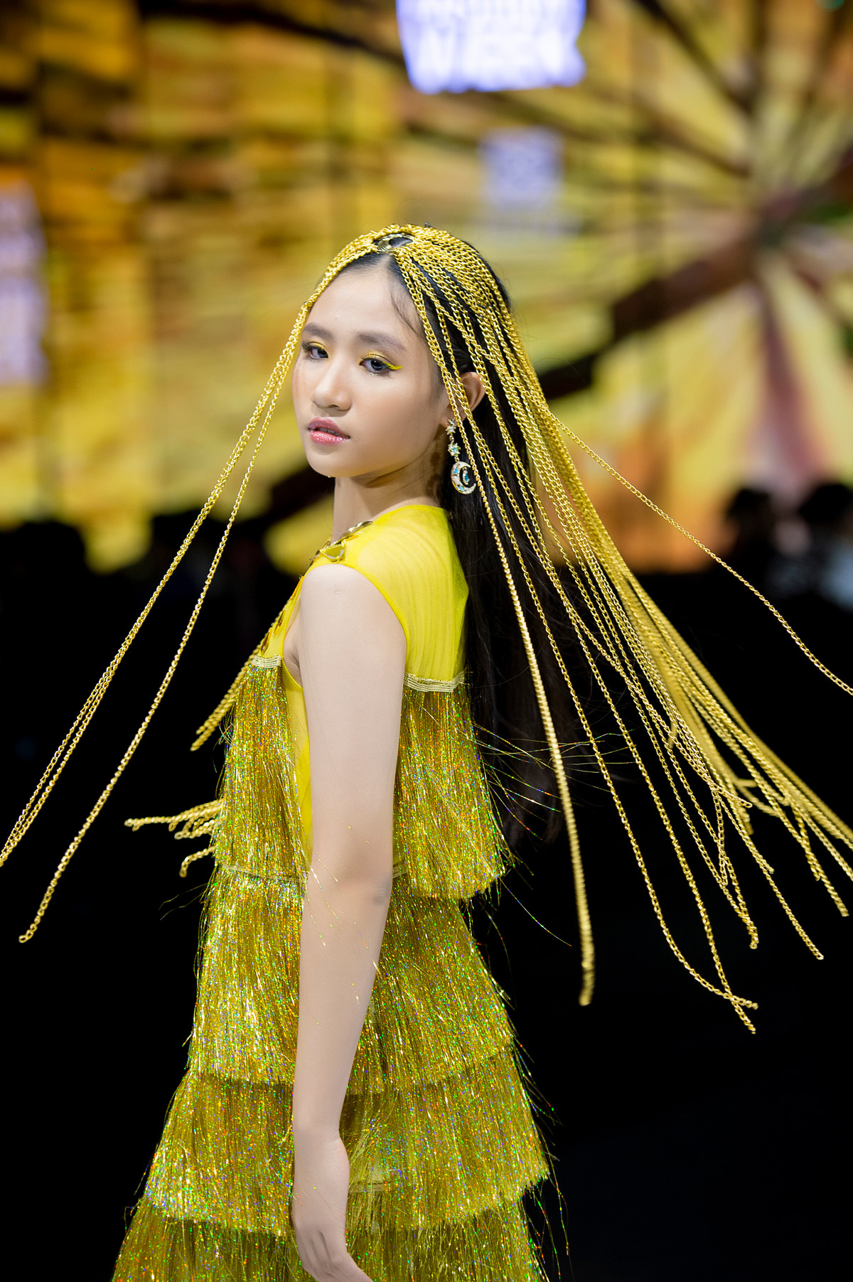 Sau đó 1 năm, “tiểu công chúa” chính thức bén duyên với nghề mẫu, xuất hiện nhiều trong chương trình fashion show và thể hiện được tố chất.