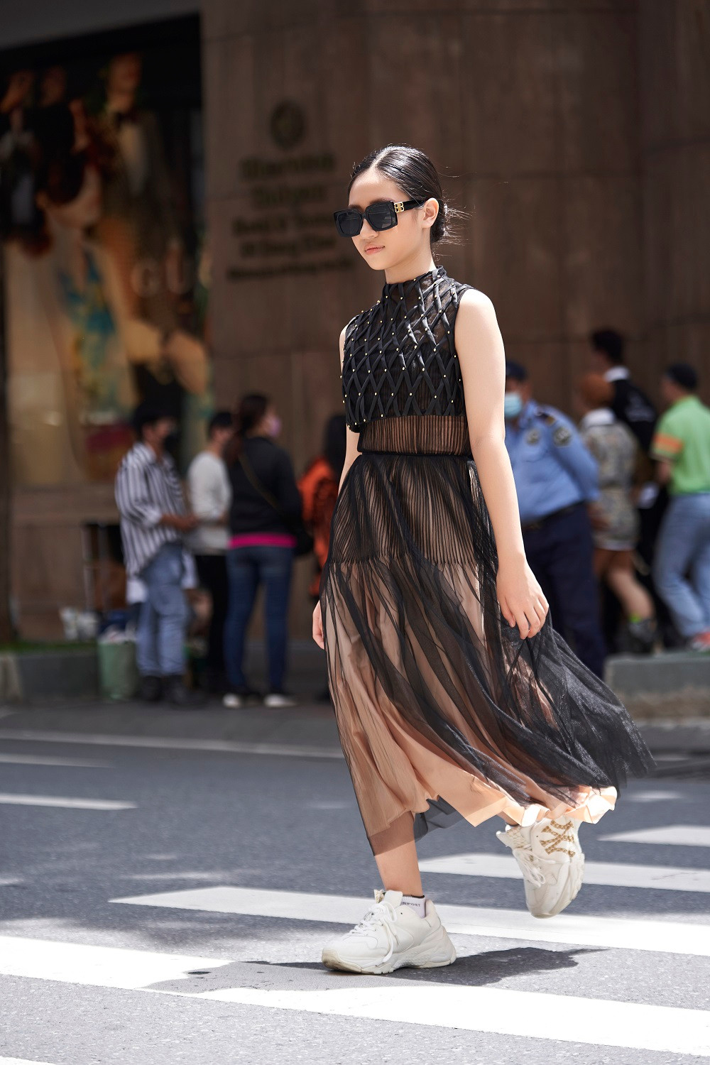 Minh Anh xuất hiện lộng lẫy trong bộ đầm tua rua, màu vàng ánh kim sang trọng. Phụ kiện cài tóc đồng điệu với trang phục khiến cô bé được ví như một như một nàng công chúa trên sàn catwalk.