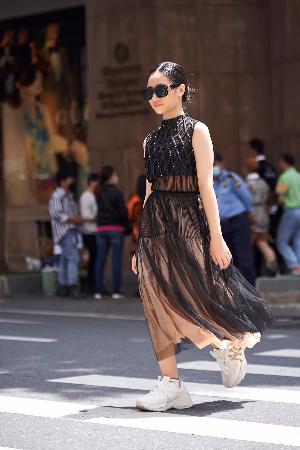 Minh Anh xuất hiện lộng lẫy trong bộ đầm tua rua, màu vàng ánh kim sang trọng. Phụ kiện cài tóc đồng điệu với trang phục khiến cô bé được ví như một như một nàng công chúa trên sàn catwalk.