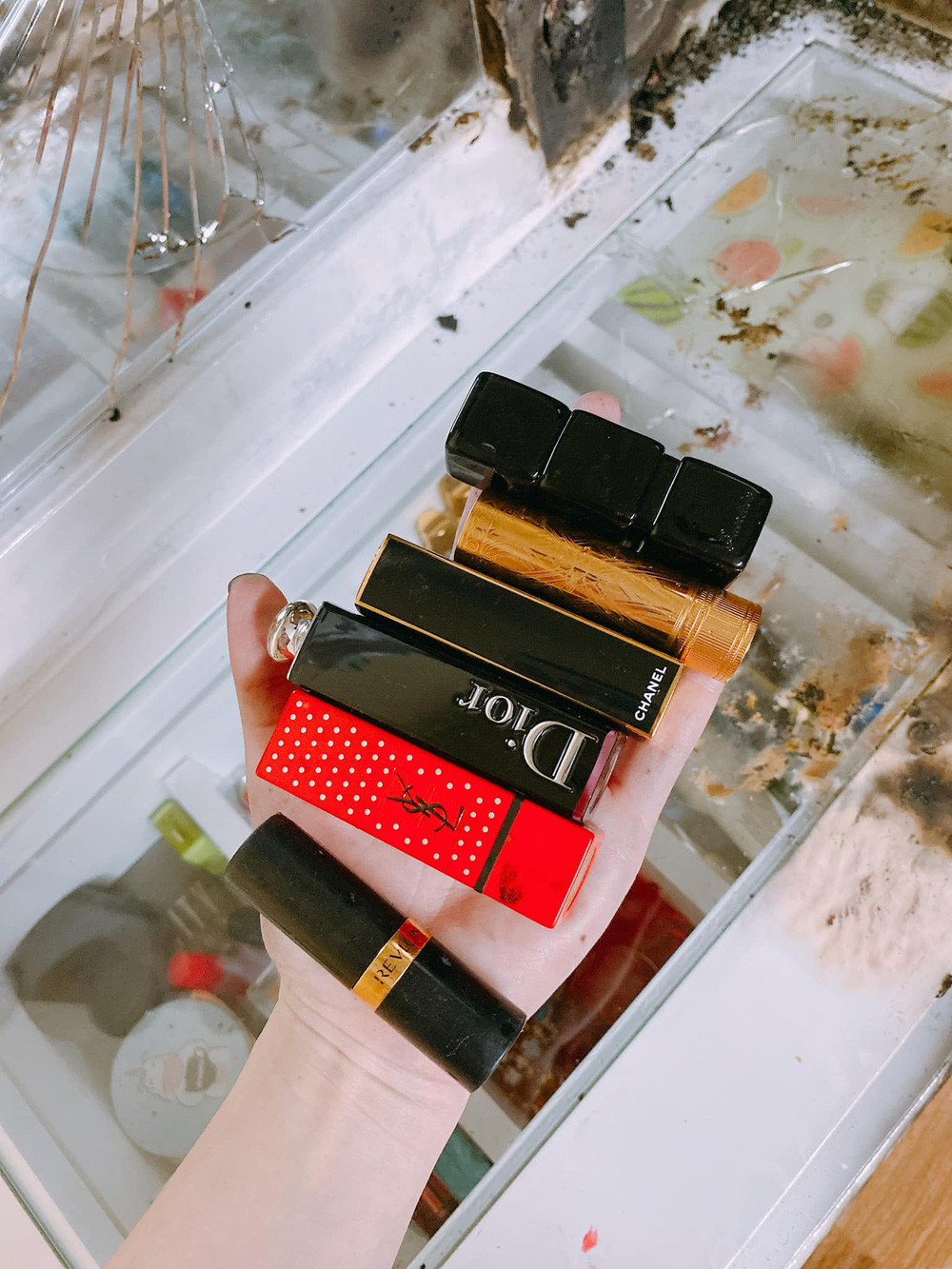 Chưa dừng lại ở đó, cô em gái có màn xử lý hết hồn, đổ nước vào chiếc nến thơm đang bốc khóc lớn khiến nó nổ đùng. Trong cái rủi cũng có cái may, không ai bị thương sau vụ hoả hoạn.