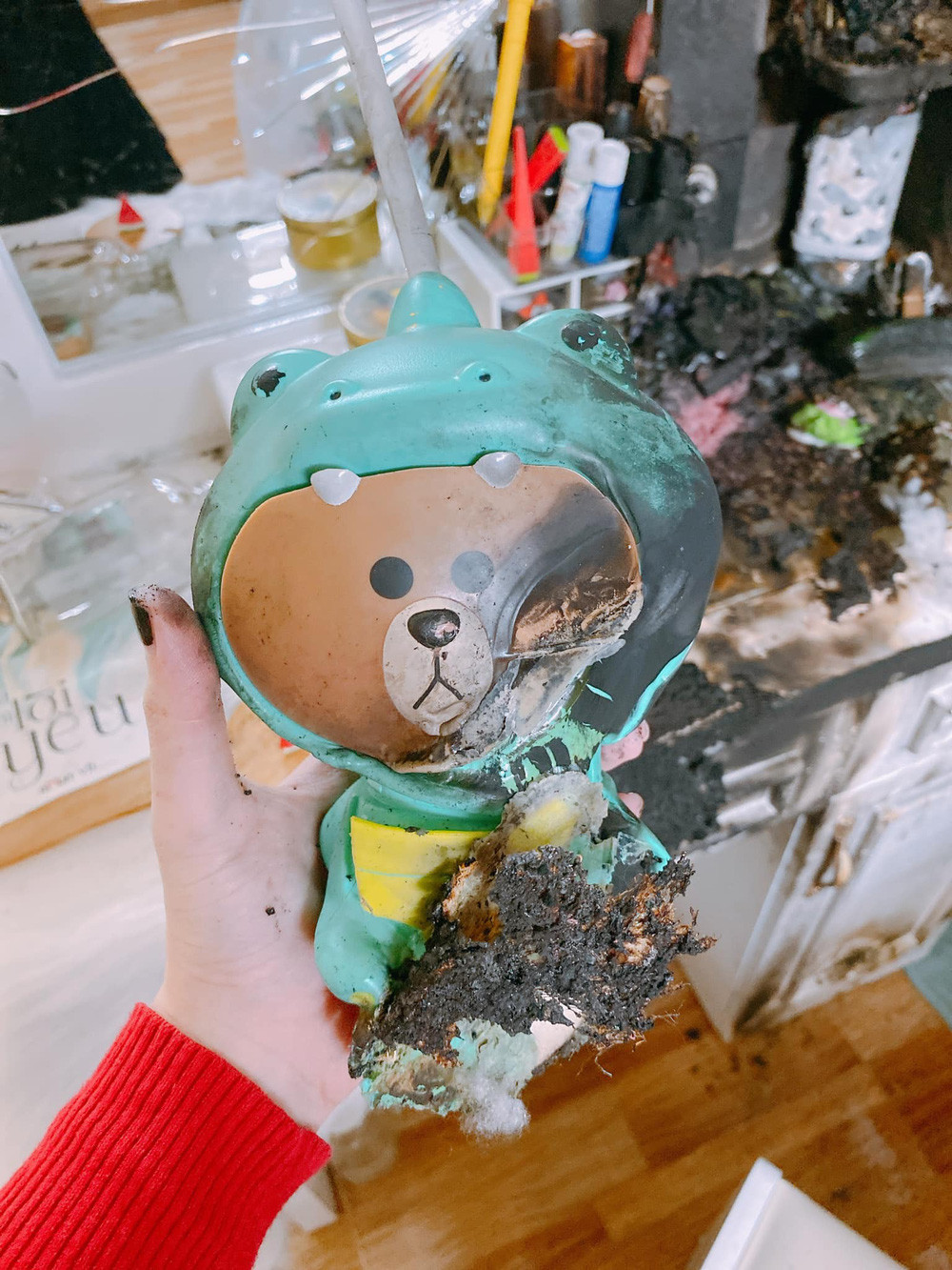 Chẳng là vì đam mê nến thơm, cô nàng mua nhiều và có thói quen đốt trong phòng. Sáng sớm hôm xảy ra chuyện, như bao ngày T.L. lại đốt nến rồi đi làm.