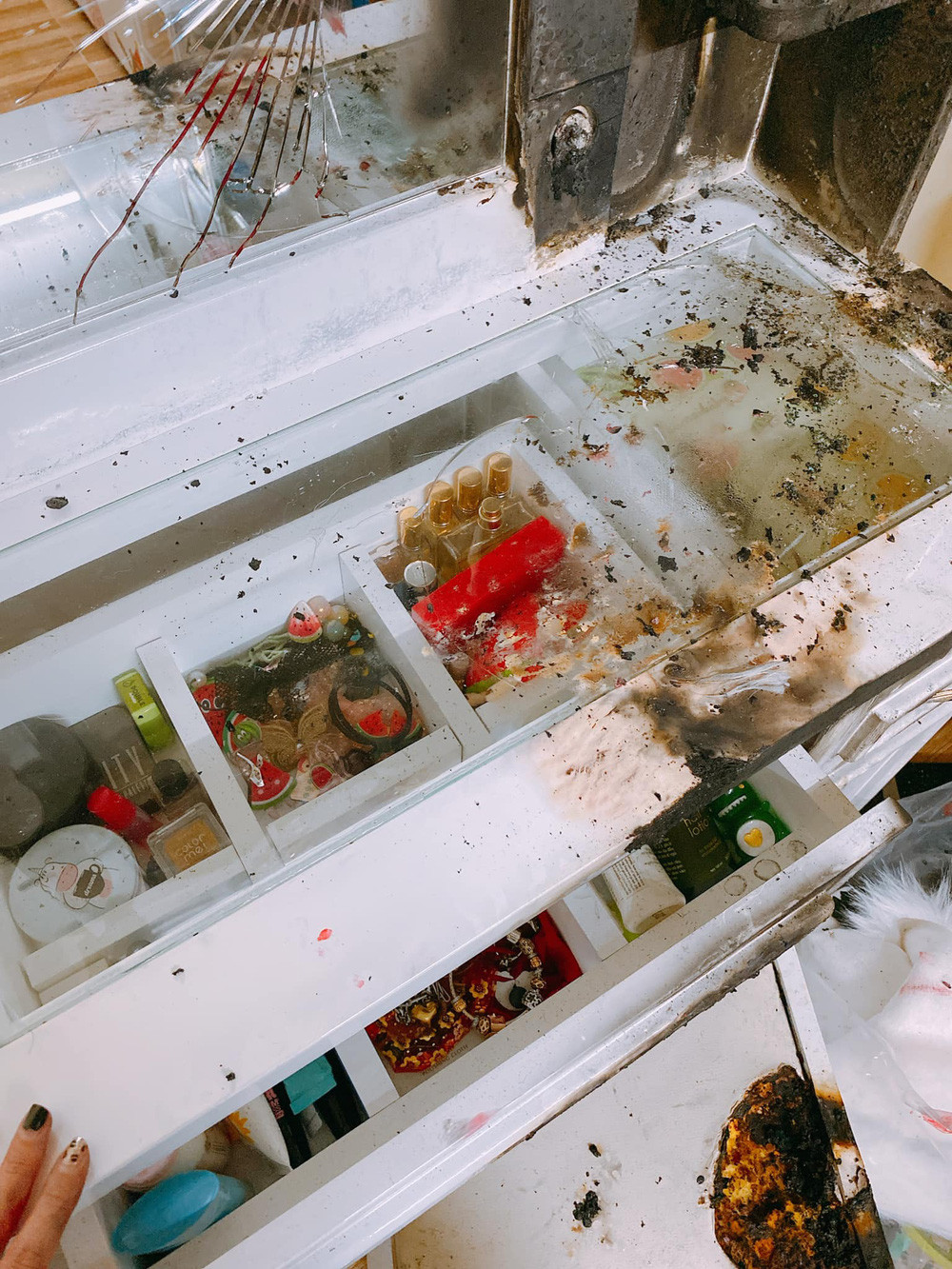 Bình thường sẽ là em gái ở nhà tắt hộ, vậy nhưng chẳng rõ "ma xui quỷ hờn" thế nào hôm đó lại quên, bỏ xuống dưới nhà để ăn sáng. Đột nhiên ngửi thấy mùi khét lẹt, cô bé mới hất hải chạy lên thì sững sờ với khung cảnh trước mặt.