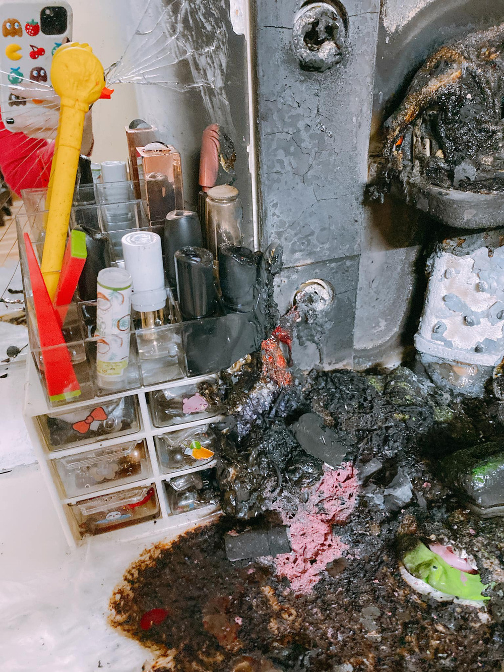 Một phần bàn trang điểm và rất nhiều đồ đạc ở trên đã cháy đen xì, gương bị nứt, chạm vào là có thể rơi từng mảnh. Rèm cửa trên cao và tường nhà cũng ngả dần sang đen vì bị ám khói.