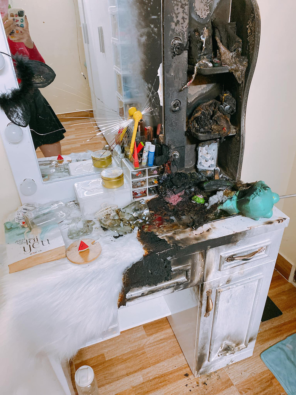 Mới đây trên một hội nhóm review, bạn nữ có tên T.L. đã "cay đắng" kể lại sự việc kinh hoàng vừa xảy ra do đốt nến thơm, thu hút sự tương tác rất lớn.