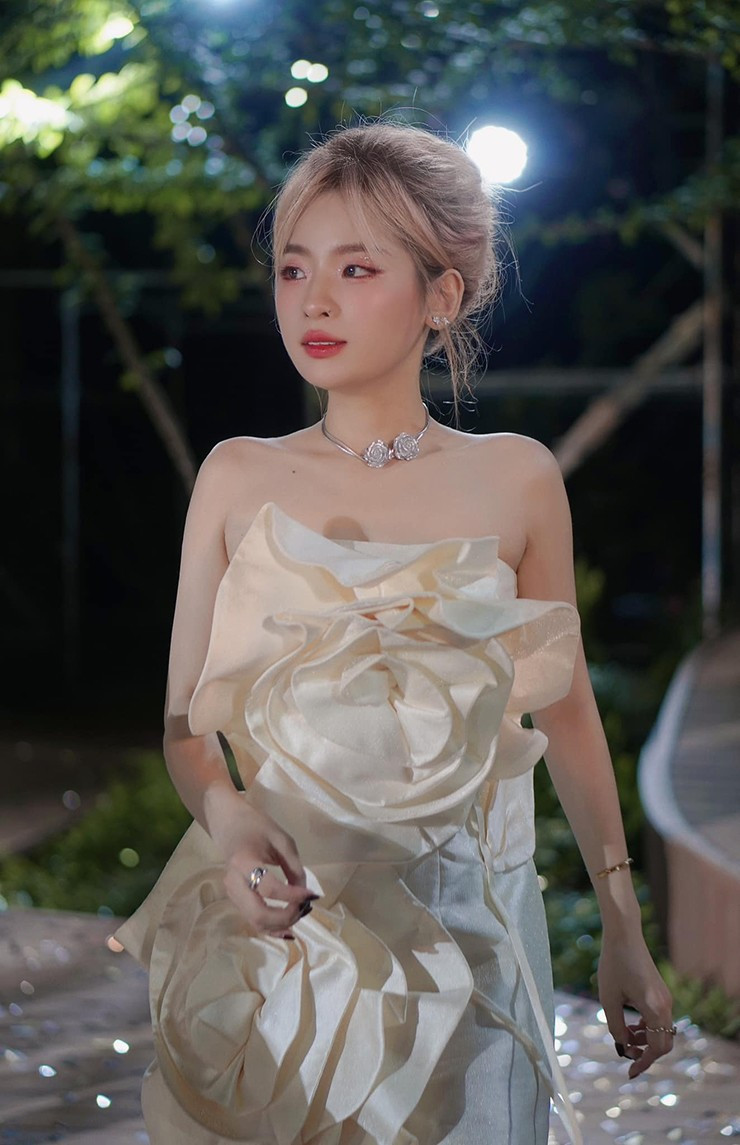 Ngọc Kem (tên thật: Trần Nguyễn Hồng Ngọc, sinh năm 1999 ở Bắc Ninh) – là hotgirl nổi tiếng trên TikTok với gần 3 triệu lượt theo dõi. Cô thu hút nhờ ngoại hình xinh đẹp, gu thời trang quyến rũ và nội dung sáng tạo.