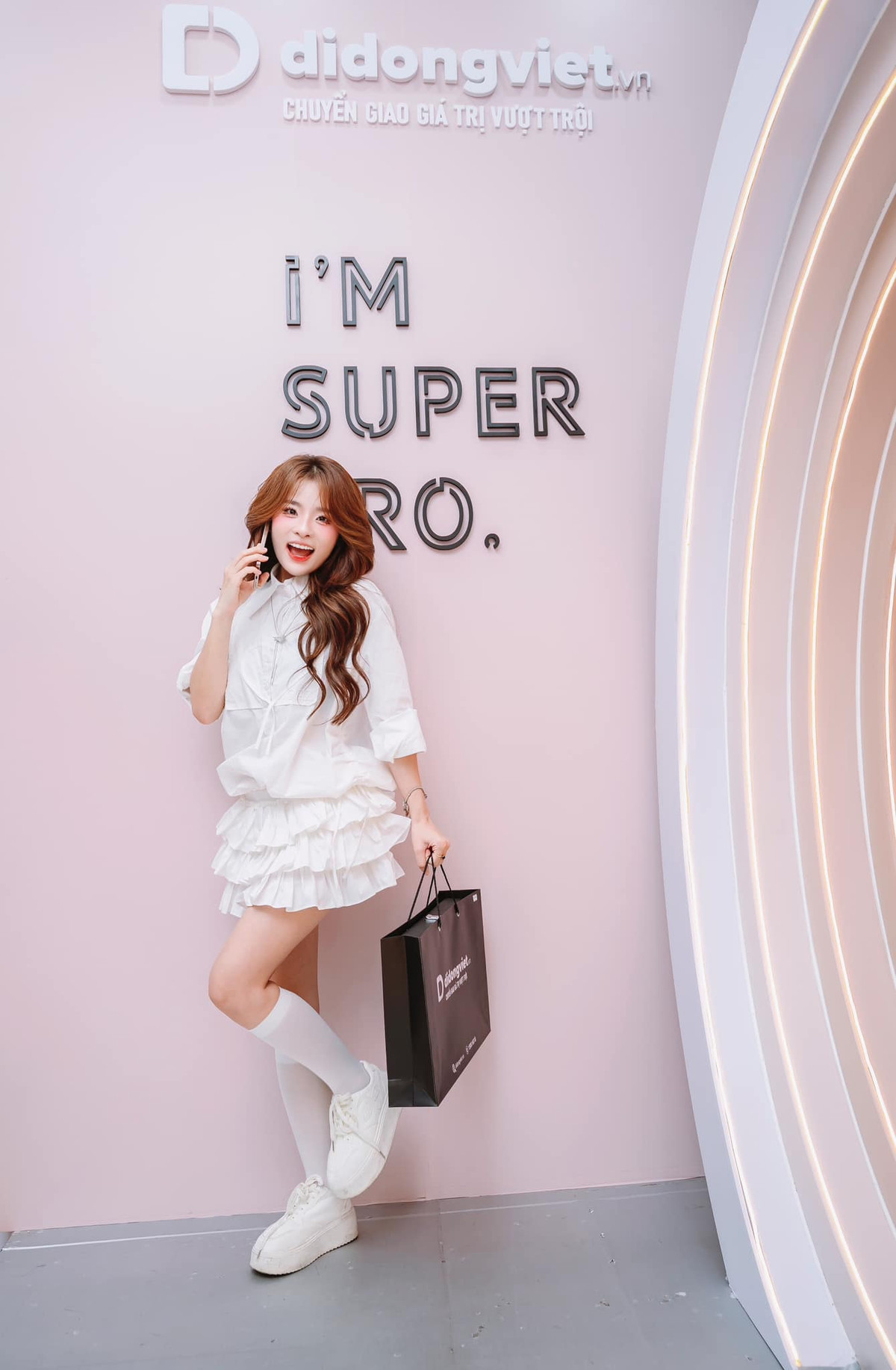 Năm 2024, Ngọc Kem công khai hẹn hò với ViruSs (tên thật: Đặng Tiến Hoàng, sinh năm 1988) - streamer kiêm nhạc sĩ nổi tiếng. Khi còn bên nhau, cặp đôi thường xuyên xuất hiện cùng nhau trên mạng xã hội.