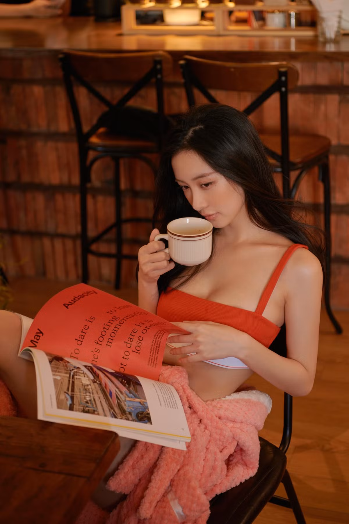 Đáng chú ý trong loạt ảnh này, Jun Vũ diện bikini màu đỏ đầy gợi cảm. Không chỉ vậy, cô còn khoác áo choàng hững hờ ở bên ngoài và làm tăng thêm độ quyến rũ cho phần vóc dáng lấp ló phía sau.