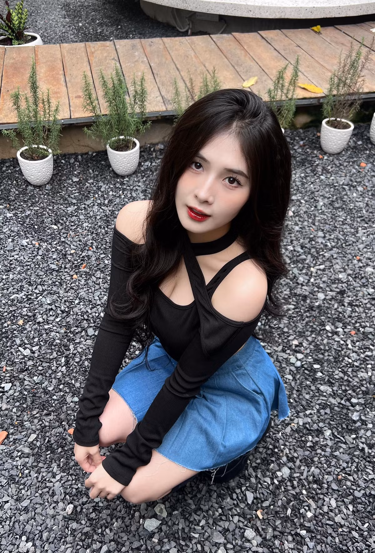 Quỳnh Alee thường xuyên đăng tải những bức ảnh với thời trang táo bạo lên trang cá nhân.