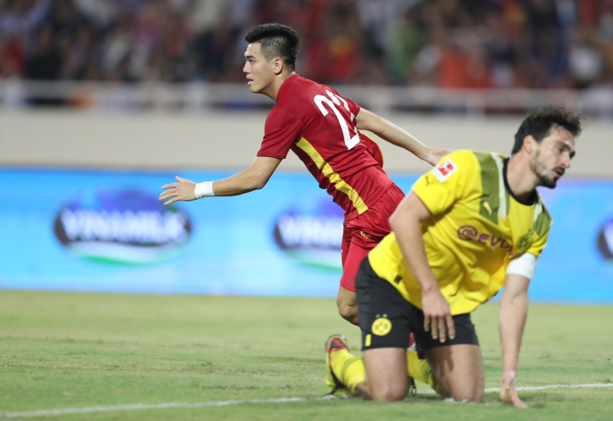 Viet Nam 2-1 Dortmund: Tien Linh, Tuan Hai thay nhau lap cong-Hinh-3