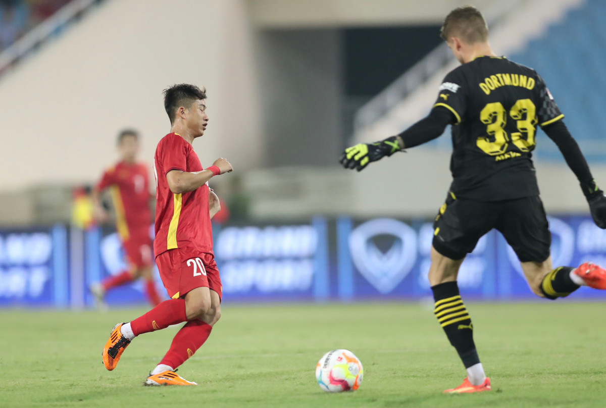 Viet Nam 2-1 Dortmund: Tien Linh, Tuan Hai thay nhau lap cong