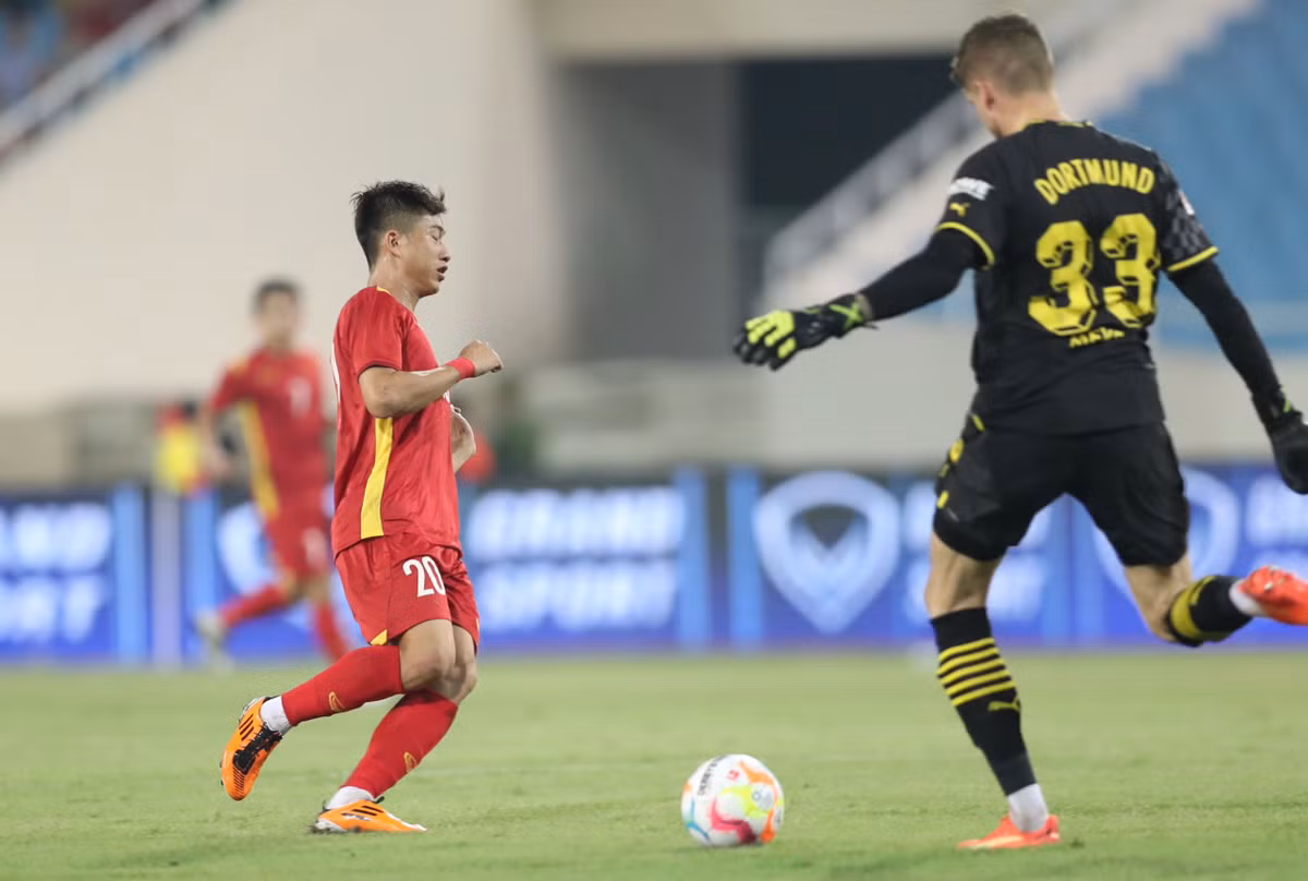 Viet Nam 2-1 Dortmund: Tien Linh, Tuan Hai thay nhau lap cong