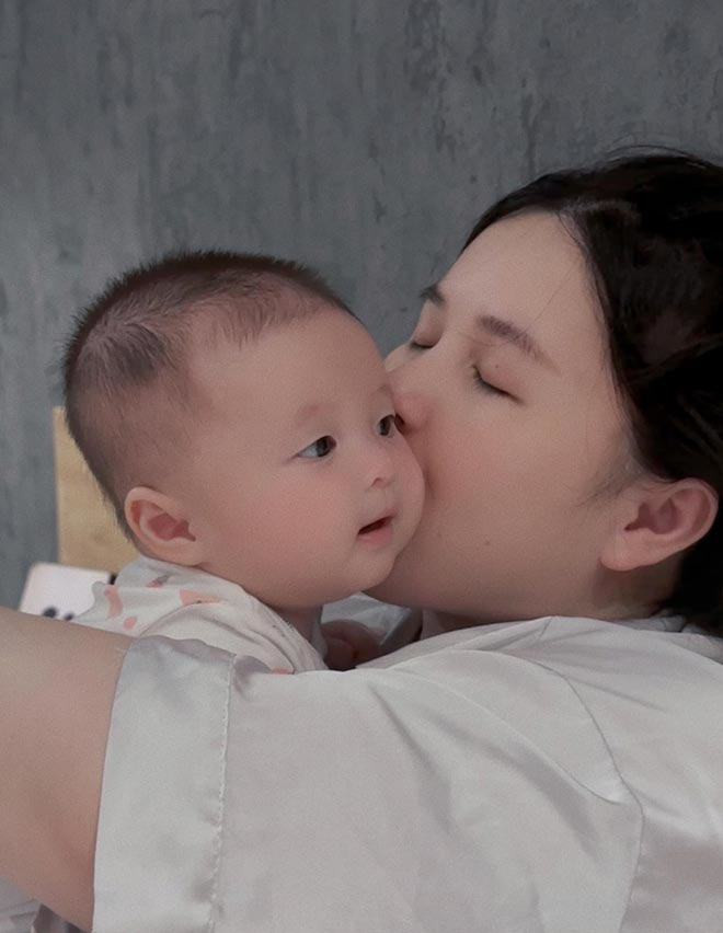 Thảo tâm sự, cô vốn là một cô gái đơn giản, luôn mong có một tổ ấm hạnh phúc bình thường nên khi tìm thấy người đàn ông hết mực yêu thương, hiểu cho công việc và tính cách của mình, cô sẵn sàng “theo chồng về dinh”.