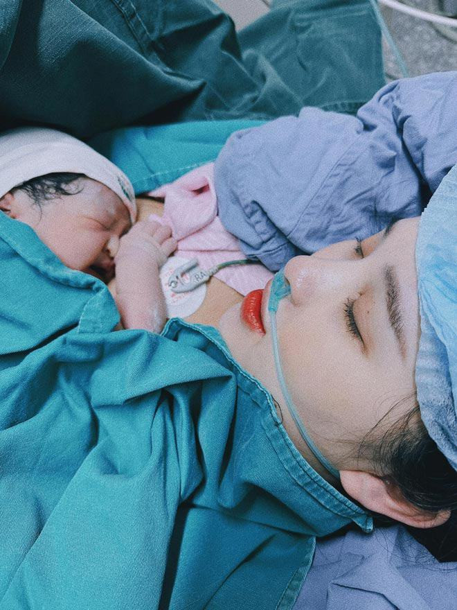 Thảo Nari từng tiết lộ, ông xã cô là người Hà Nội, kém cô 1 tuổi, hiện làm công việc đạo diễn hình ảnh... Cả hai quen và yêu nhau được 2 năm trước khi tiến tới hôn nhân.