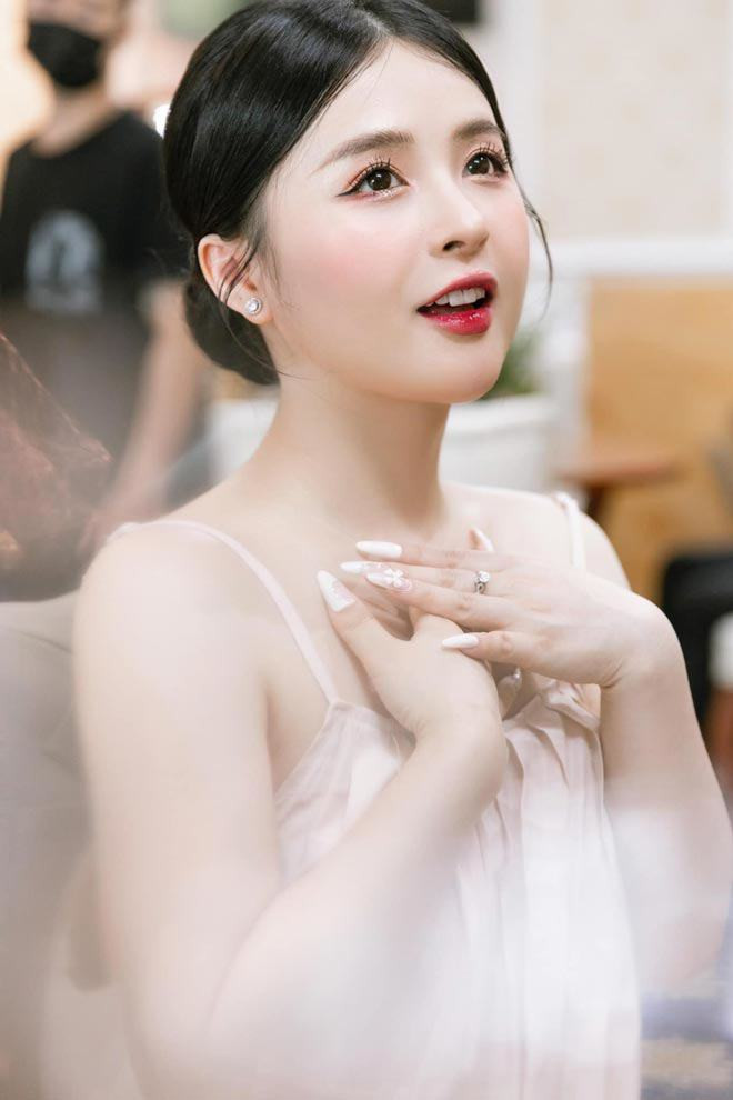 Thảo Nari và ông xã kém tuổi có thời gian dài bên nhau trước khi kết hôn, đã phần nào hiểu rõ tính cách của nhau nên cuộc sống hôn nhân của họ khá suôn sẻ. Cặp đôi luôn tôn trọng nhau và thảo luận với nhau từ những việc nhỏ nhất.