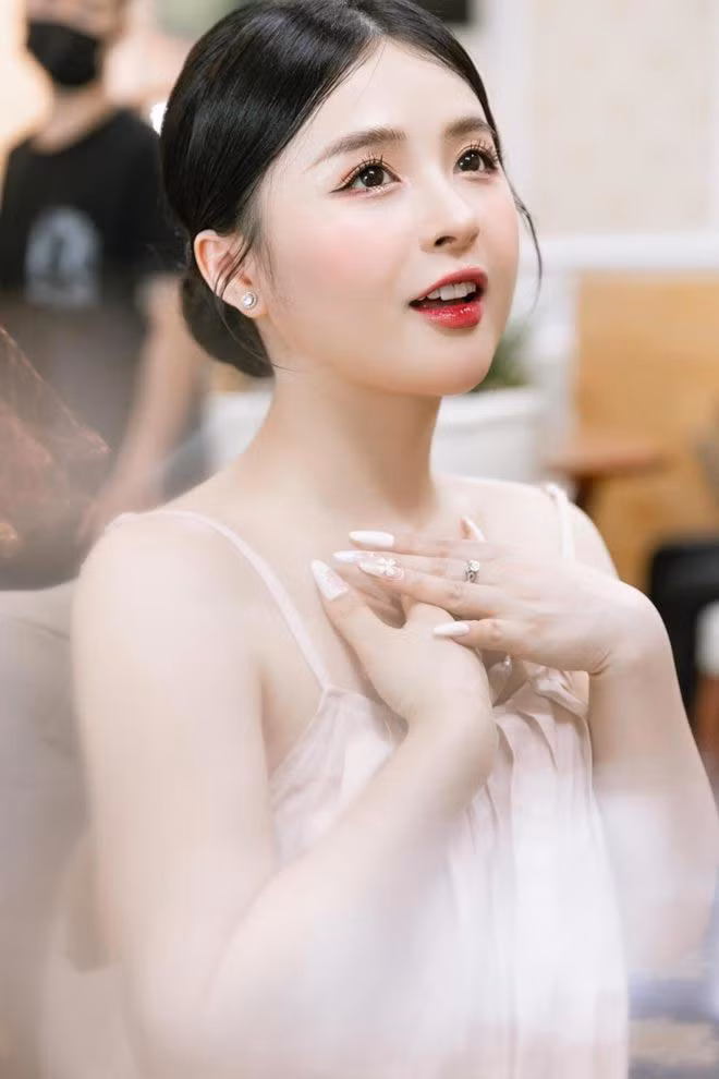 Thảo Nari và ông xã kém tuổi có thời gian dài bên nhau trước khi kết hôn, đã phần nào hiểu rõ tính cách của nhau nên cuộc sống hôn nhân của họ khá suôn sẻ. Cặp đôi luôn tôn trọng nhau và thảo luận với nhau từ những việc nhỏ nhất.