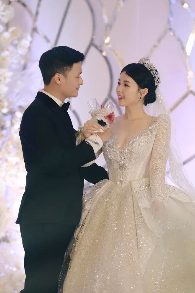 Hot girl Tuyên Quang “bén duyên” với công việc stream game và có sự thay đổi ngoạn mục về phong cách. Từ một cô gái có vẻ ngoài ngây thơ, trong trẻo, Thảo Nari khiến fan bất ngờ khi xuất hiện quá đỗi nóng bỏng trên sóng livestream.