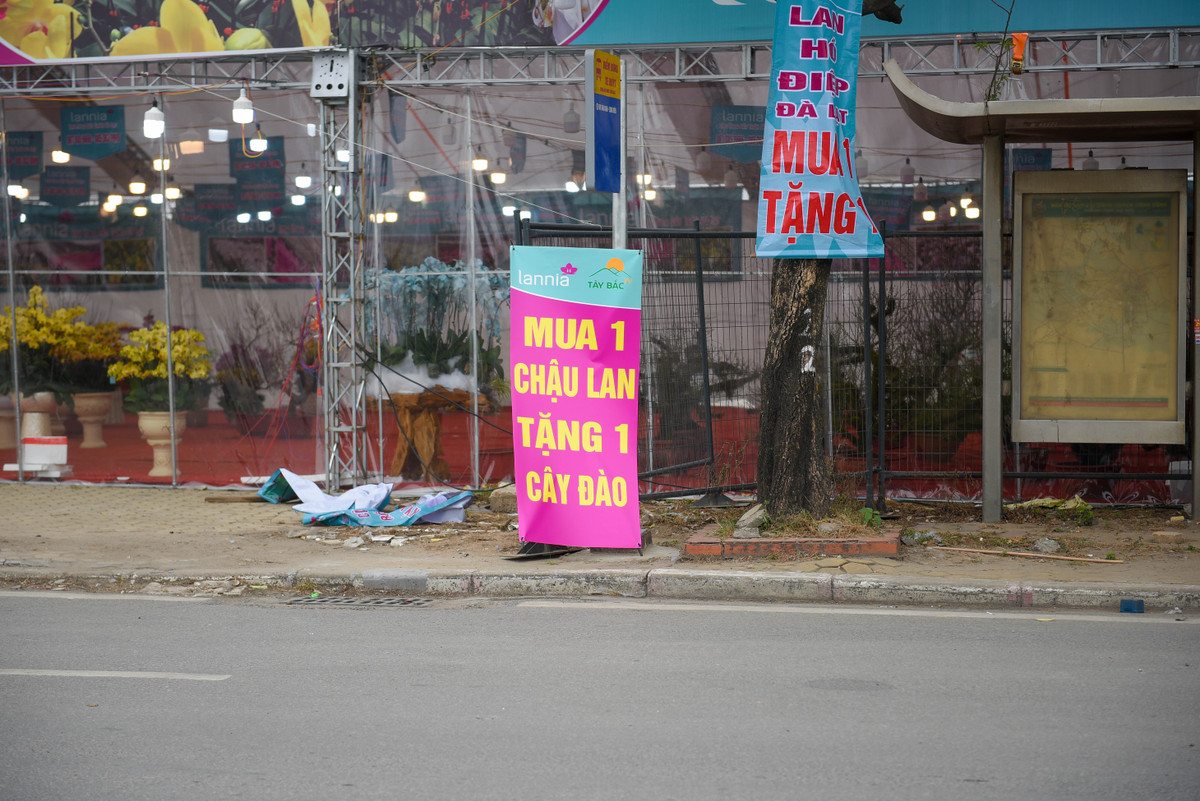 Đi dọc đường Lê Đức Thọ, Phạm Hùng... không ít những cửa hàng treo biển xả hàng.