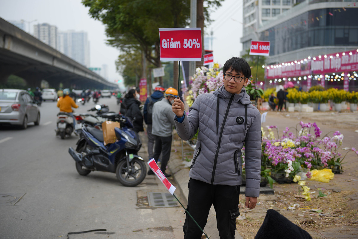 Vì quá ế ẩm, một cửa hàng còn cắt cử nhân viên để ra chào mới khách trên đoạn đường Phạm Hùng gần với Big C Trần Duy Hưng.