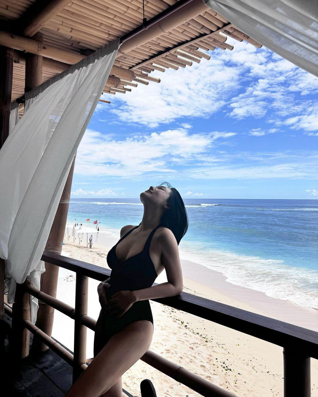 Thỉnh thoảng, Từ Hy Đệ xuất hiện trên trang bìa các tạp chí lớn, chụp ảnh mẫu, đại diện cho nhiều thương hiệu nổi tiếng.