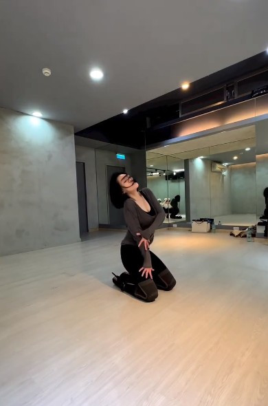 Nhiều người tò mò bí quyết giữ dáng của mỹ nhân này dù đã trải qua 3 lần sinh nở và ở độ tuổi 46 nhưng vẫn giữ được nhan sắc lẫn vóc dáng tươi trẻ, luôn tràn đầy sức sống.