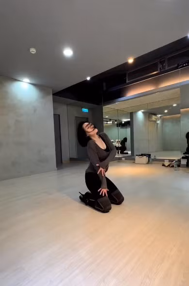 Nhiều người tò mò bí quyết giữ dáng của mỹ nhân này dù đã trải qua 3 lần sinh nở và ở độ tuổi 46 nhưng vẫn giữ được nhan sắc lẫn vóc dáng tươi trẻ, luôn tràn đầy sức sống.