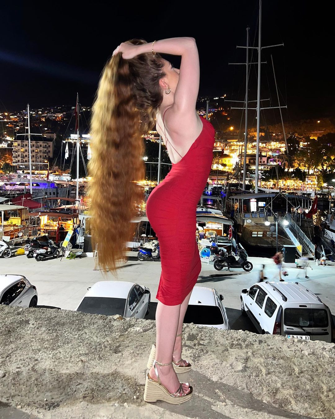 Jasmine Larsen sống tại Bristol (Anh), không hề biết rằng mái tóc của mình thu hút sự chú ý của nhiều người đàn ông giàu có cho đến khi cô chia sẻ hình ảnh lên mạng xã hội.