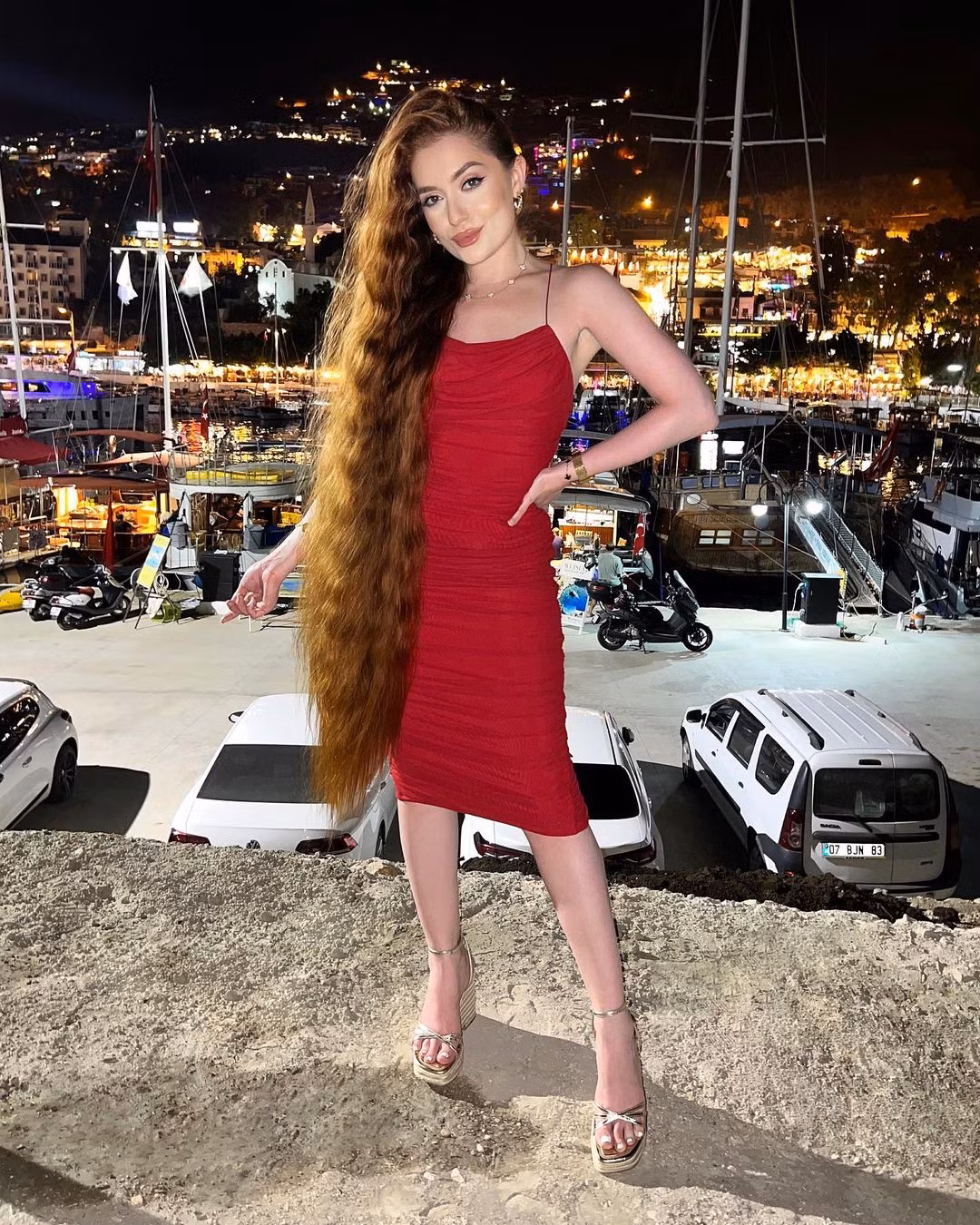 Tài khoản Instagram của Jasmine Larsen nhanh chóng đạt được 10.000 người theo dõi. Các thương hiệu bắt đầu liên hệ hợp tác, cũng như những chàng trai trên khắp thế giới.