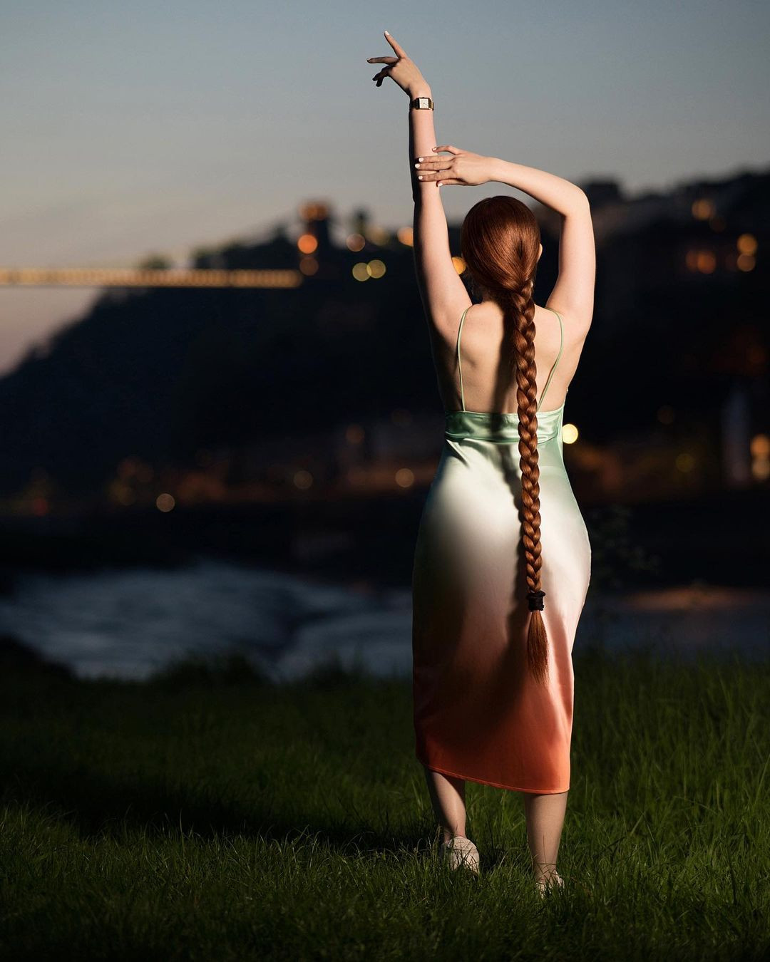 Tôi nghĩ, màu tóc tự nhiên làm cho nó nổi bật hơn, đặc biệt là khi đứng dưới nắng, trông giống như một màu đỏ rực. Tôi cũng không ngại khi dừng lại và trò chuyện với mọi người về mái tóc, chia sẻ những mẹo hay để chăm sóc". Jasmine Larsen nói thêm.