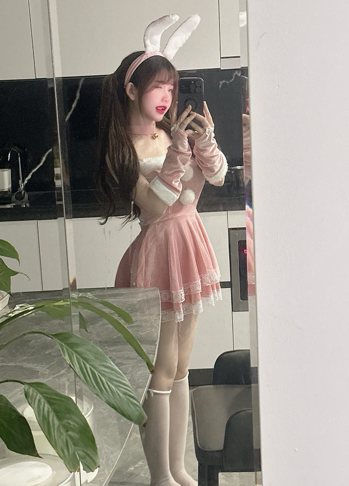 Hot girl diện áo thun in hình mèo ngộ nghĩnh cùng quần short jeans khoe trọn vóc dáng săn chắc và quyến rũ.