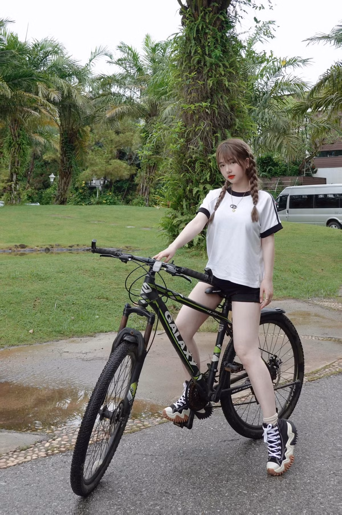 Còn về phần hot TikToker, chắc chắn đây không phải là lần cuối cô khiến CĐM "dậy sóng" chỉ bằng một bức ảnh giản đơn.