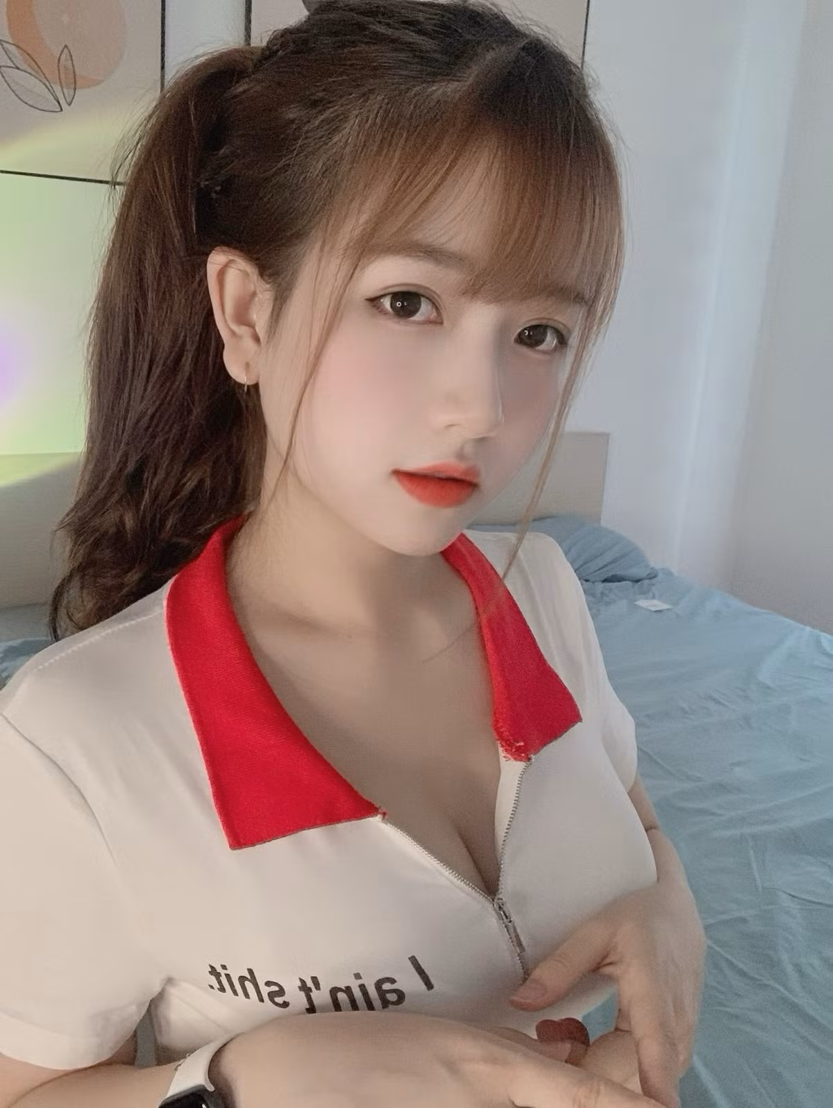 Sau khi bài đăng trên facebook trở nên "viral", nhiều anh em game thủ đã truy lùng "info" của hot girl này. Hóa ra, cô nàng rất nổi tiếng, sở hữu lượng theo dõi khủng lên tới 1,3 triệu follower trên TikTok và 1,4 triệu follow fanpage Facebook.