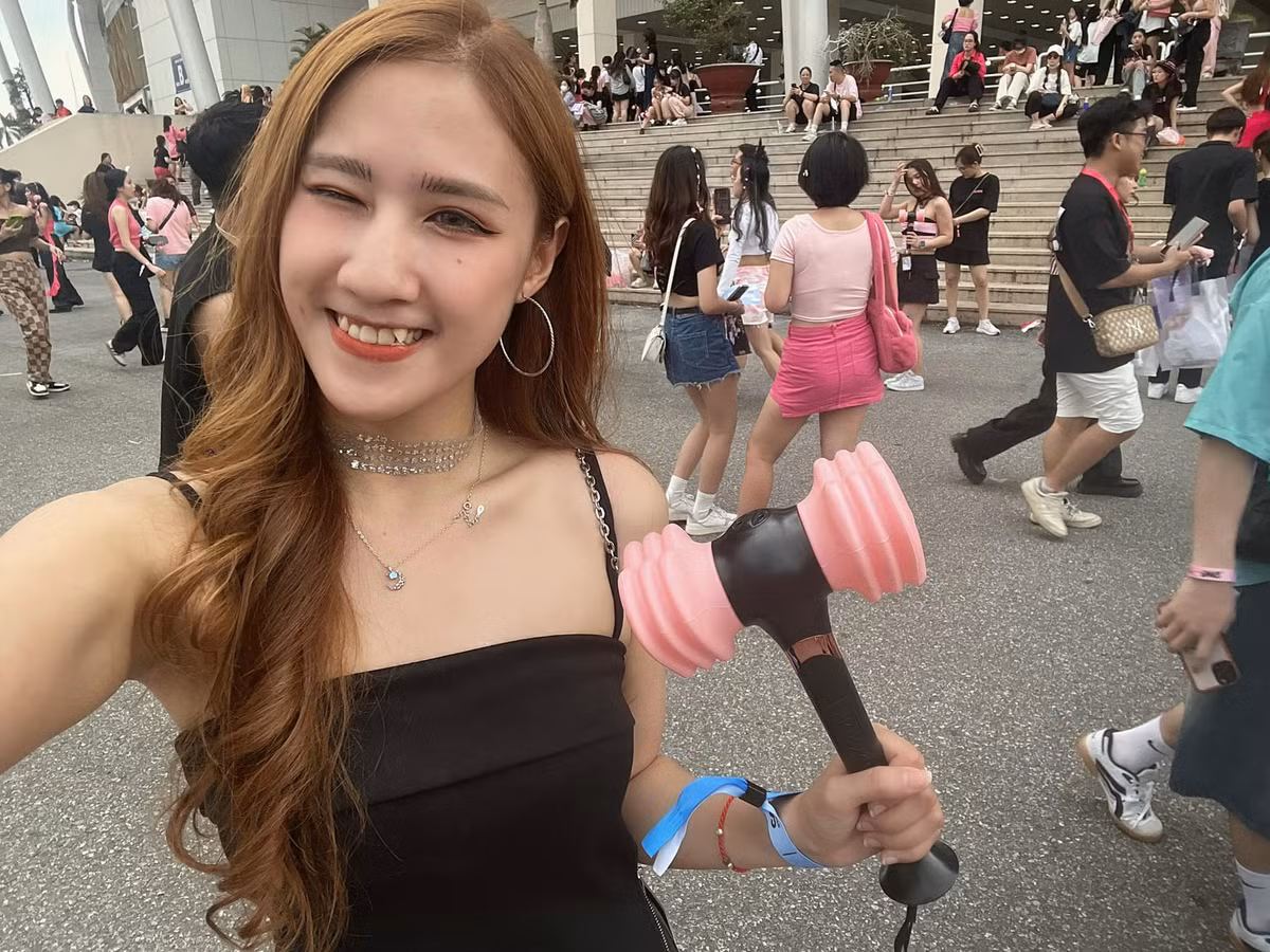 Mọi người tò mò nên có thêm khách. Nhưng một vài người đi ngang qua nghĩ tôi bán huy chương rồi hỏi mua. Tôi phải giải thích rằng: Dạ không, em là VĐV thể thao và bán xúc xích nướng đá. Huy chương quý giá với VĐV lắm, em không bán đâu ạ!". Nữ VĐV nhảy cầu của tuyển Việt Nam nói thêm.