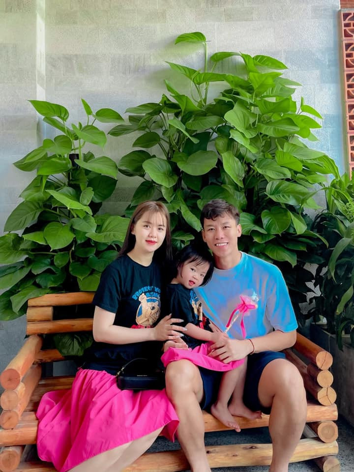 Sau khi kết hôn với Hoa khôi Đại học Vinh là Dương Thùy Phương, 7/2018 Quế Ngọc Hải lên chức bố với bé gái thiên thần có tên Sunny ra đời.