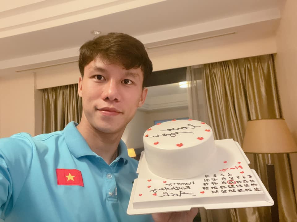 Chiều ngày 26/5, Quế Ngọc Hải cùng các đồng đội tại đội tuyển Việt Nam sang UAE để tham dự 3 trận còn lại tại vòng bảng World Cup 2022 khu vực châu Á.