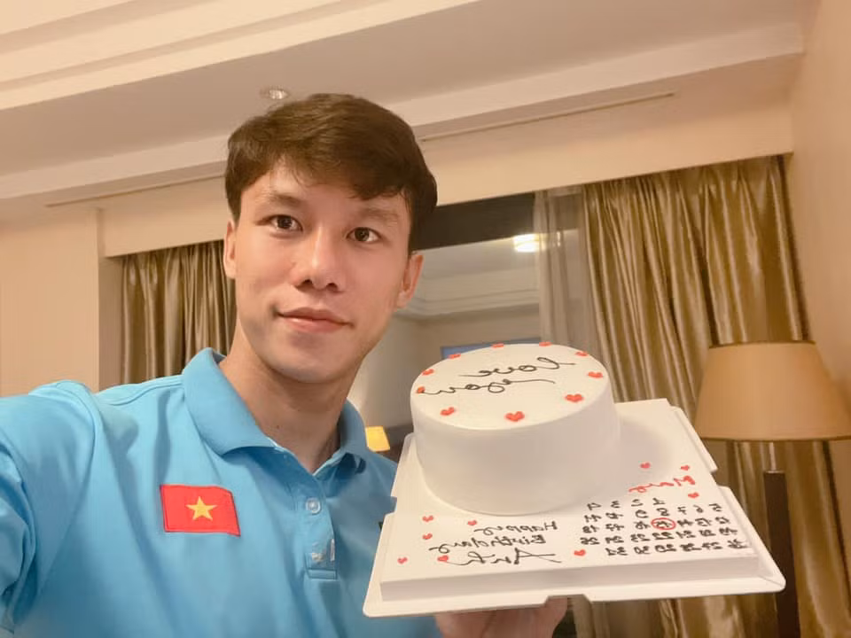 Chiều ngày 26/5, Quế Ngọc Hải cùng các đồng đội tại đội tuyển Việt Nam sang UAE để tham dự 3 trận còn lại tại vòng bảng World Cup 2022 khu vực châu Á.