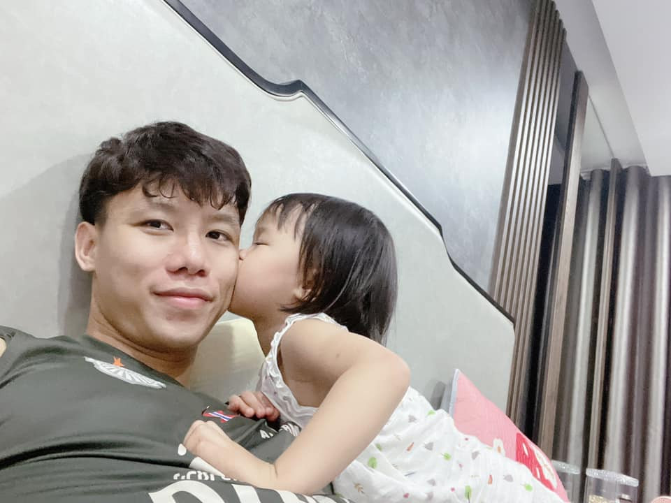 Cũng từ đó, trên trang cá nhân của Quế Ngọc Hải, ngoài những hình ảnh liên quan đến sự nghiệp "quần đùi áo số" thì anh chàng gốc Nghệ An khoe những khoảnh khắc cực ngọt ngào bên gia đình nhỏ.