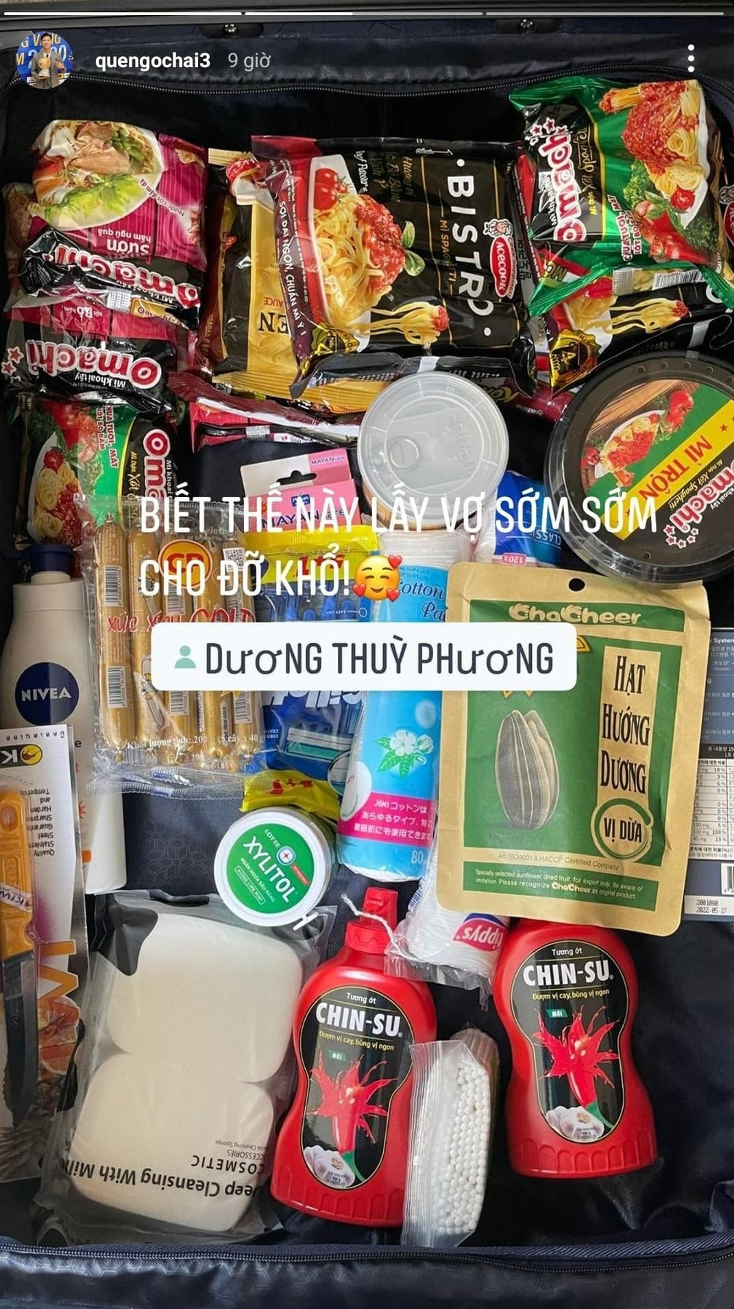 Ngay sau khi có mặt tại UAE, Quế Ngọc Hải khiến netizen phải ghen tị khi có màn phát "cẩu lương" cực mạnh khi khoe được vợ là hot girl xứ Nghệ - Dương Thùy Phương chuẩn bị đồ ăn. Cụ thể, trên dòng story của mình, chàng thủ quân đội tuyển Việt Nam có viết: "Biết thế lấy vợ sớm sớm cho đỡ khổ!".