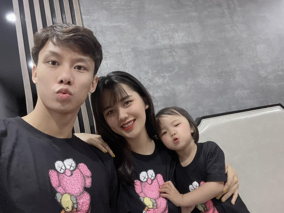 Trước khi lấy vợ vào cuối năm 2017, Quế Ngọc Hải từng là ước mơ của không ít các cô gái. Ở Nghệ An hồi đó có câu nói mà các fan nữ truyền tai nhau rằng: "Nhất làm bồ Nguyên Mạnh, nhì làm vợ Hải Quế".