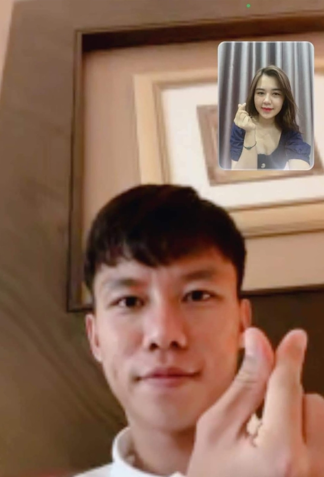 Trên trang cá nhân của mình, Dương Thùy Phương đã đăng tải dòng trạng thái khoe chiếc vòng tay tặng chồng trước khi lên đường cùng đội tuyển Việt Nam sang UAE thi đấu 3 trận cuối cùng tại vòng loại World Cup 2022.