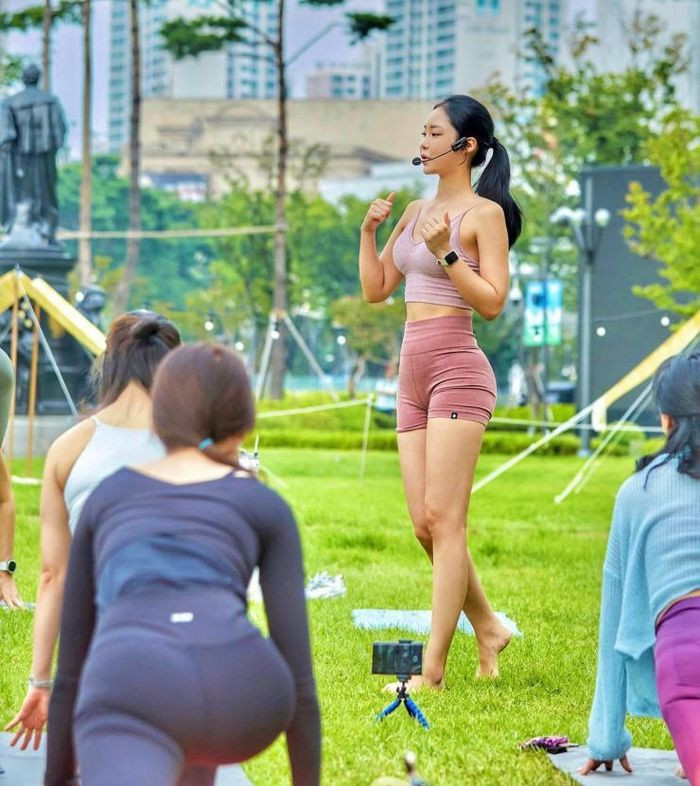 Soi.f tập trung vào chọn trang phục với nhiều gam màu tươi mới, đơn sắc cùng độ ngắn/dài khác nhau.